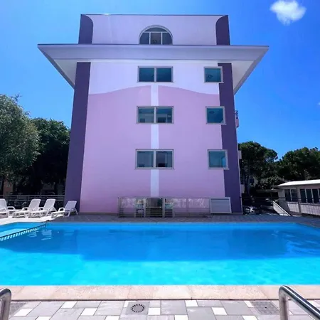 Poolside Comfort In A Prestigious Location Appartement