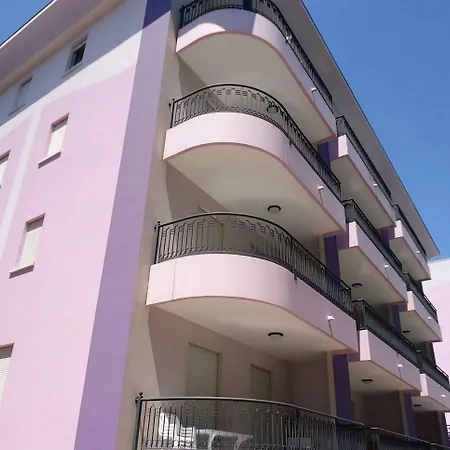 Poolside Comfort In A Prestigious Location Appartement