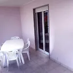 아파트 Poolside Comfort In A Prestigious Location