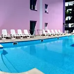 Poolside Comfort In A Prestigious Location 아파트