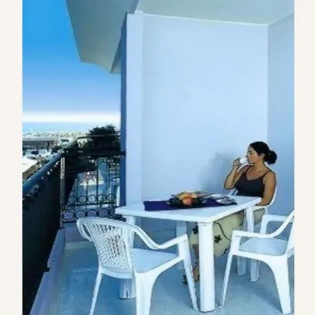 Poolside Comfort In A Prestigious Location Διαμέρισμα Μπιμπιόνε