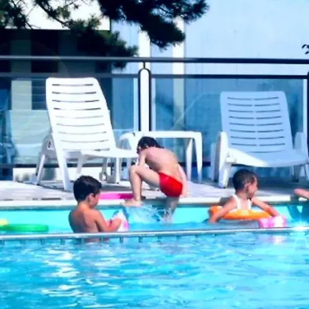 Poolside Comfort In A Prestigious Location Μπιμπιόνε