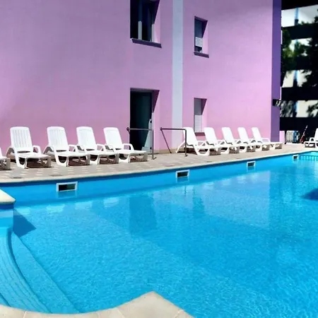 Poolside Comfort In A Prestigious Location Διαμέρισμα