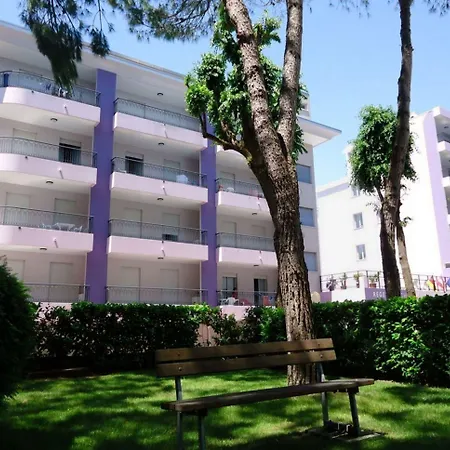 Poolside Comfort In A Prestigious Location * Bibione